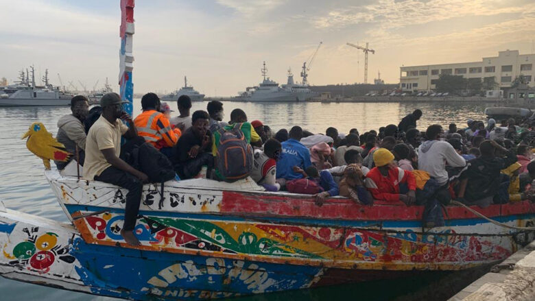 Flyktingbåt som ska lämna Senegal.