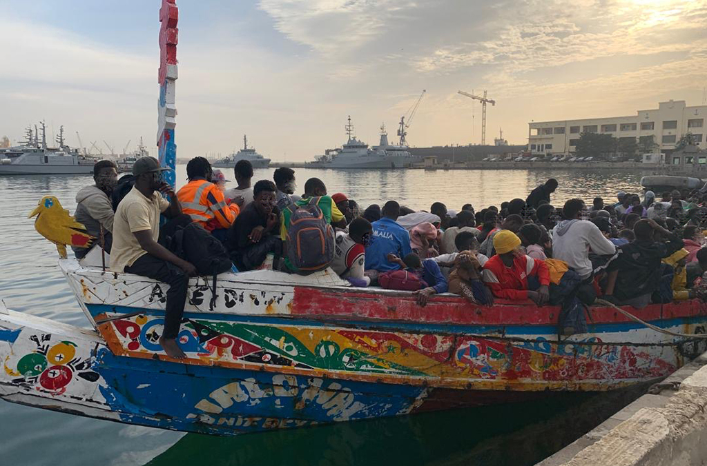 Flyktingbåt som ska lämna Senegal.