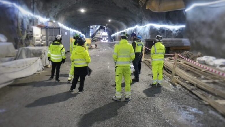 Varselklädda män i tunnel
