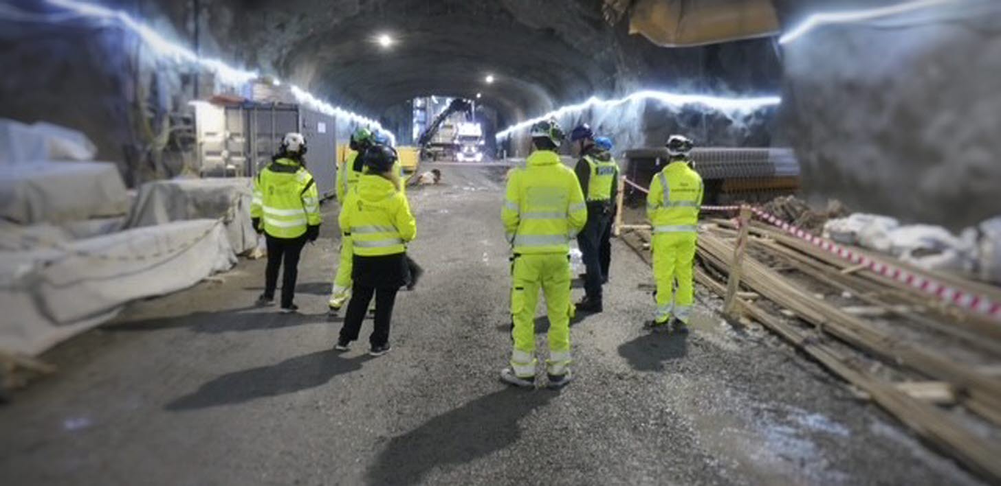 Varselklädda män i tunnel